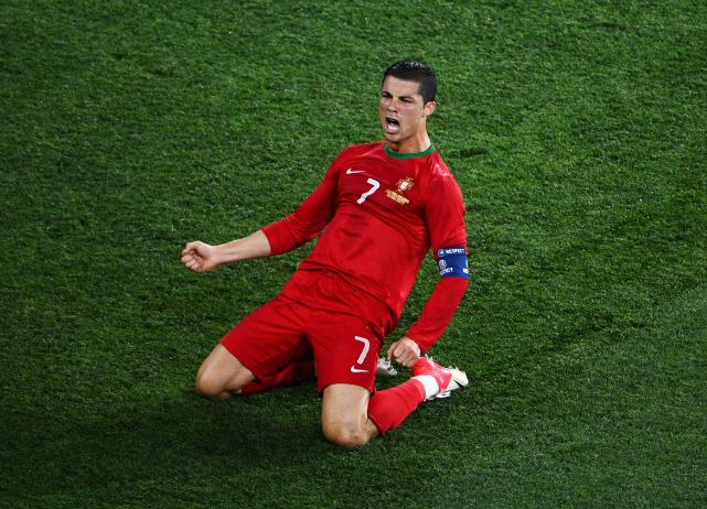 Ronaldo là một huyền thoại bóng đá không chỉ ở Real Madrid mà còn ở đội tuyển Bồ Đào Nha. Hãy cùng xem lại những hình ảnh của anh, đặc biệt là trong những giải đấu lịch sử như EURO 2016, khi Ronaldo với khí thế của một người lãnh đạo, đã giúp đội tuyển Bồ Đào Nha đăng quang.
