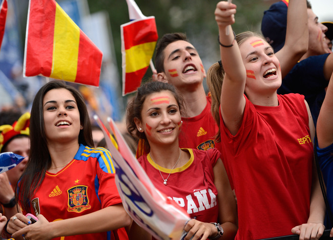 CĐV Tây Ban Nha: CĐV Tây Ban Nha luôn được biết đến là những fan hâm mộ nồng cháy, luôn ủng hộ đội tuyển và các câu lạc bộ bóng đá của đất nước. Họ tạo ra không khí náo nhiệt và đam mê cho môn thể thao vua trong mỗi trận đấu. Tham gia cùng CĐV Tây Ban Nha và trải nghiệm những trận đấu đầy kịch tính, hãy đến và cổ vũ cho đội tuyển yêu thích của bạn.