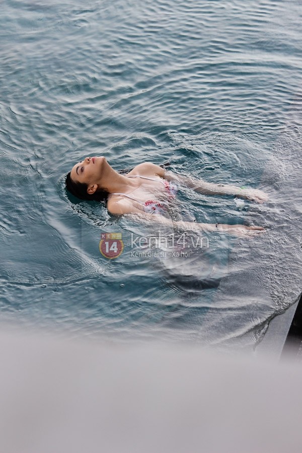 Trang Nhung diện bikini khoe thân hình bốc lửa bên hồ bơi 4