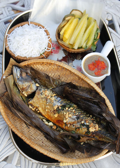 Thịt cá ngọt, thấm gia vị, thơm mùi lá chuối nướng được dùng kèm với khế, bún và chấm với mắm nêm cay nồng.