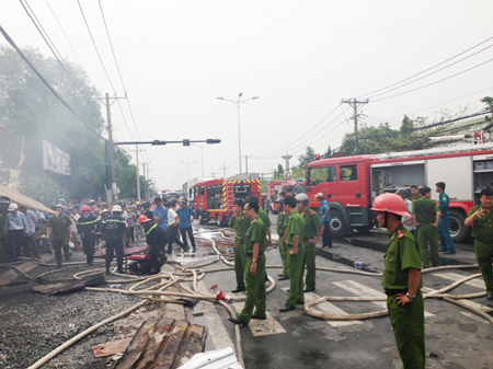 Cháy lớn do đổ xăng gần bếp