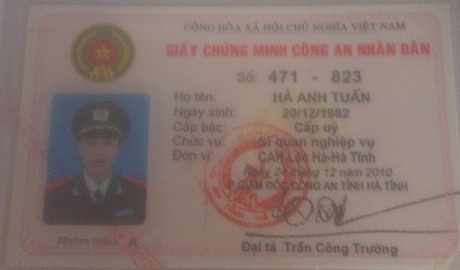 Để tạo niềm tin, Tuấn đã mang cả giấy chứng minh CAND đi cầm cố.