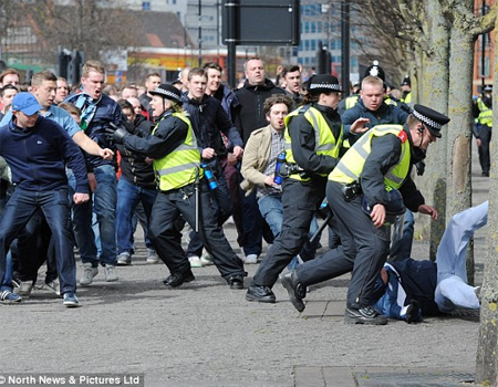 Các CĐV quá khích của Newcastle đã không thể kiềm chế và tấn công cả cảnh sát