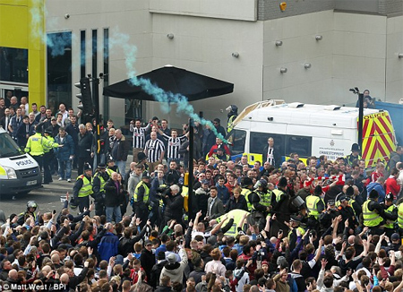 Trước trận đấu, CĐV của Newcastle đã đón xe chở độiSunderland để thị uy