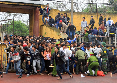 Cảnh náo loạn tại sân Vinh chiều ngày 14/4 - Ảnh: Gia Hưng