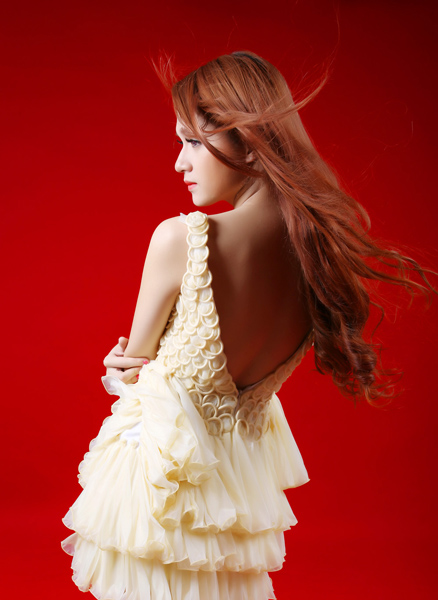 Bộ váy giúp Top 4 Vietnam Idol 2012 khoe vóc dáng thon thả, quyến rũ.