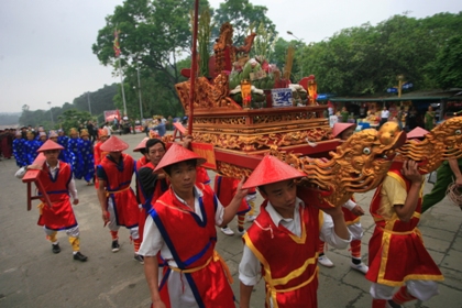 Đoàn rước lễ trang trọng dưới chân núi Nghĩa Lĩnh.