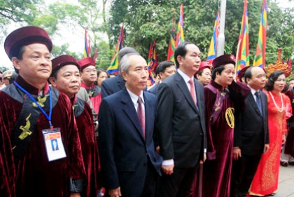 Lãnh đạo Đảng, Nhà nước và hàng vạn người dân dâng hương tri ân công đức Tiên tổ.