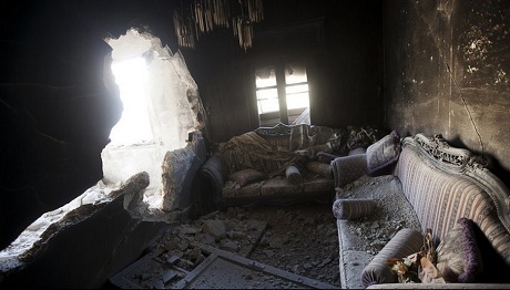 Một căn hộ bị phá hủy bởi xe tăng ở thành phố Aleppo, Syria.