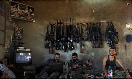 Quân nổi dậy Syria trong một ngôi nhà ở ngoại ô thành phố Aleppo, Syria.