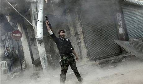 Một tay súng nổi dậy trên đường phố Aleppo, Syria.