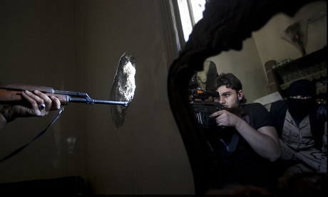 Một tay súng bắn tỉa ở chiến trường Aleppo, Syria.