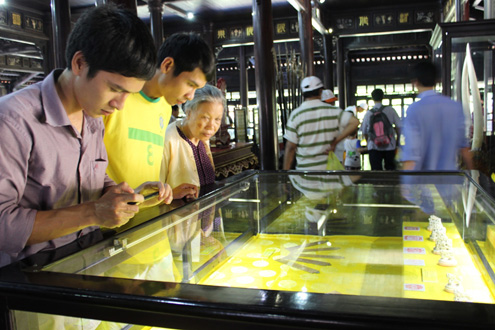 Nhiều người dân và du khách đến thưởng ngoạn cổ vật tại triển lãm.