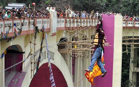 Sailendra Nath Roy tử vong khi đang treo người trên dây