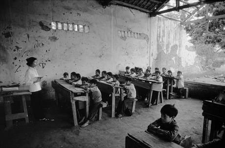 Một lớp học đơn sơ ở miền quê những ngày đầu sau khi thống nhất đất nước.