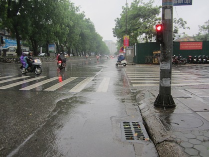 Ngã tư Giảng Võ - Trần Huy Liệu thông thoáng sau trận mưa lớn.