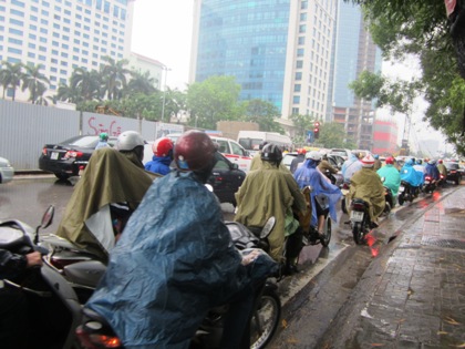 Các tuyến đường lớn như Nguyễn Chí Thanh, Kim Mã... giao thông cũng khá lộn xộn.