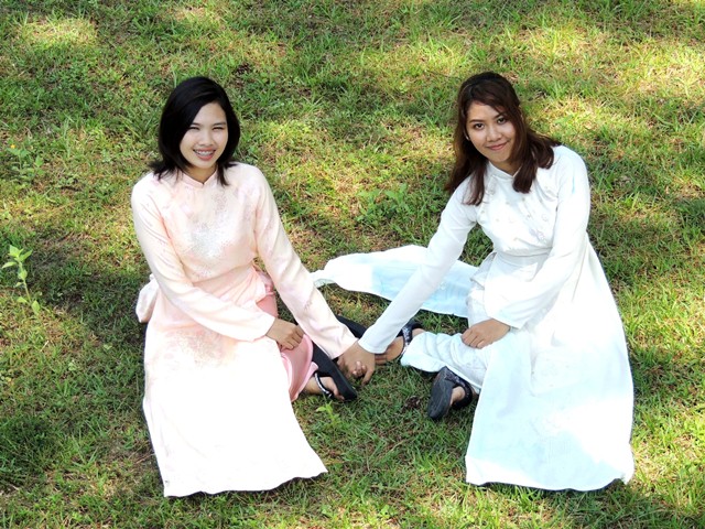 Nữ sinh Thái Lan làm duyên cùng tà áo dài Việt Nam
