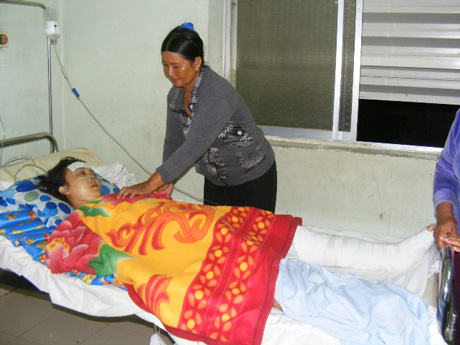 Nạn nhân vụ tai nạn đang được điều trị tại Bệnh viện Đa khoa Bình Thuận.
