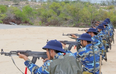 Đội hình luyện tập tư thế quỳ bắn bài 1 súng Tiểu liên AK