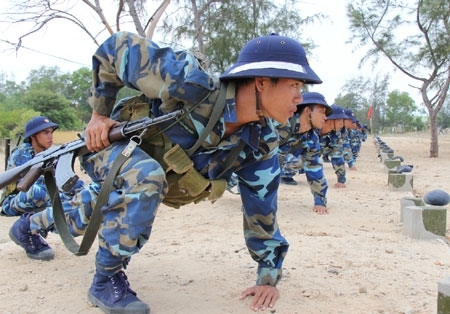 Đội hình luyện tập tư thế chuẩn bị nằm bắn bài 1 súng Tiểu liên AK