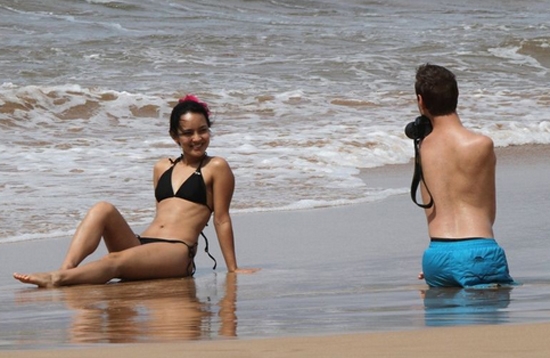 Nick chụp ảnh cho vợ trong tuần trăng mật của họ ở Hawaii tháng 2/2012. Ảnh: Photo News