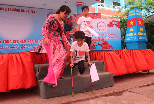 Hình ảnh chú bé chống nạng