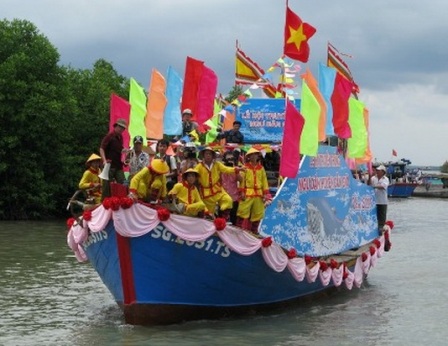 Đoàn thuyền rồng rước ông Thủy tướng trong lễ hội nghinh Ông ở Cần Giờ (ảnh: Sở Ngoại vụ TPHCM)