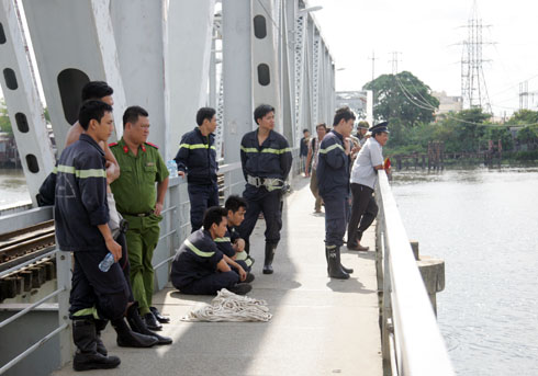 Đến 10h sáng, nhân viên cứu hộ vẫn còn túc trực trên cầu Bình Lợi, thay phiên nhau tìm thi thể người đàn ông.
