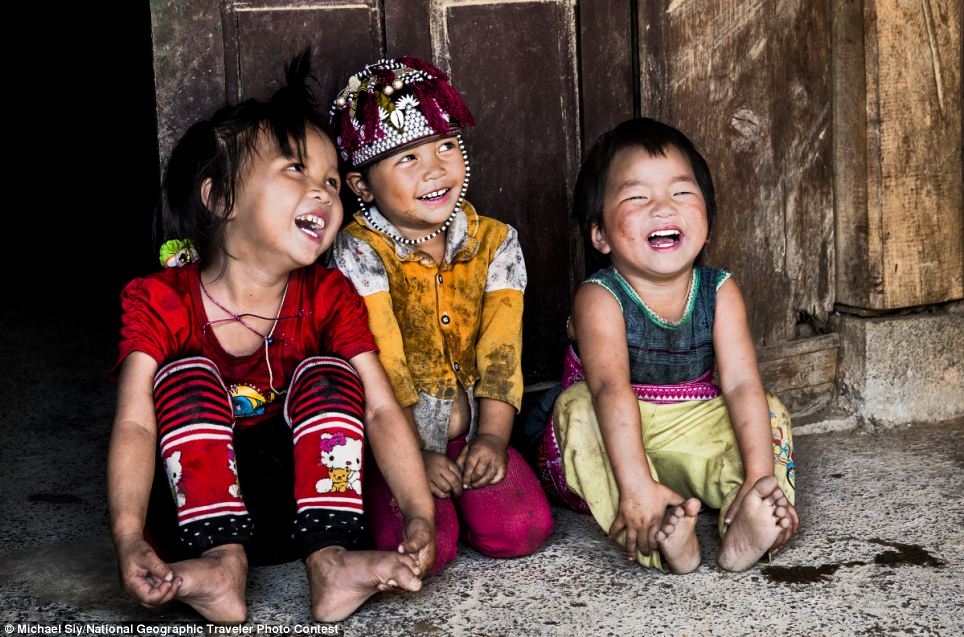 Trẻ H\'Mông nổi tiếng với văn hóa đa dạng và sắc sảo, các em mang trong mình những giá trị văn hoá độc đáo của dân tộc. Hãy đến gần và thưởng thức phong cách sống độc đáo và giản dị của các em qua những hình ảnh đặc trưng.