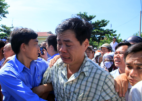 Anh Ma Văn Tính, chồng nạn nhân Thủy, mệt mỏi sau một ngày ròng ngồi trên xe từ Đà Nẵng vào Khánh Hòa và đưa thi thể vợ, con trai về quê lo hậu sự không ngớt gào khóc.