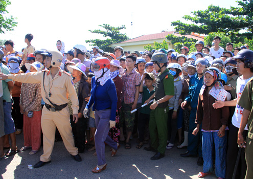 CSGT và cảnh sát cơ động được huy động vãn hồi trật tự nhưng dòng người kéo về dần một đông thêm.