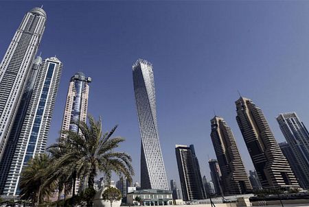 Tháp Cayan nằm gần các tòa nhà chọc trời ở Dubai.