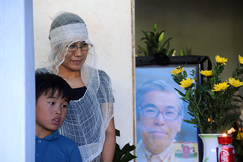 Vợ con tiến sĩ Nishimura Masanari trong đám tang thuần Việt. Ảnh: Hoàng Hà.