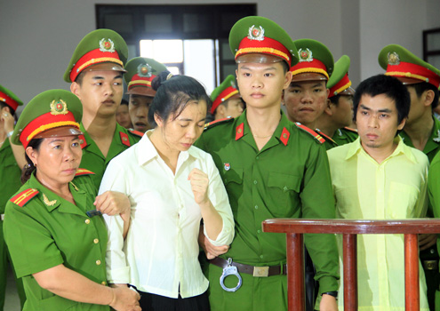 Nguyễn Bạch Dương tiều tụy sau hai năm bị bắt giam. Người phụ nữ này ngất lịm khi nghe mình lãnh án 7 năm tù giam. Ảnh: Nguyễn Đông