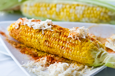 Elote là tên gọi cho món ngô nưỡng kiểu Mexico. Bắp ngô khi nướng gần chín được quết thêm phomai hoặc sốt mayonaise, sau đó rắc thêm ớt bột, dừa nạo và nước cốt chanh.