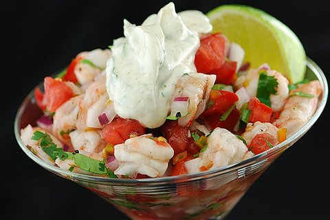 Ceviche có nguồn gốc từ Peru, được mệnh danh là 'gỏi Tây', hiện là món hải sản phổ biến ở các vùng ven biển của Mỹ, đặc biệt là miền Trung và Nam Mỹ. Ceviche gồm có tôm, cá sống tươi ướp với nước ép cam, chanh, trộn thêm gia vị, ớt bột và dùng kèm hành tây cà chua, các loại rau sống. Tại Peru, có riêng một Lễ hội về món ăn này - Lễ hội Ceviche