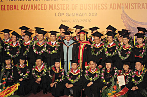 Lễ tốt nghiệp của 35 tân thạc sĩ Quản trị kinh doanh quốc tế do ETC đào tạo.