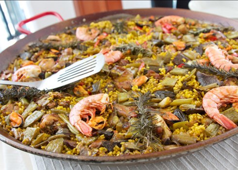 Cơm trộn thập cẩm Paella ở thành phố Barcelona, Tây Ban Nha. Món ăn được pha trộn từ cơm, hải sản, xúc xích và màu vàng của nghệ.