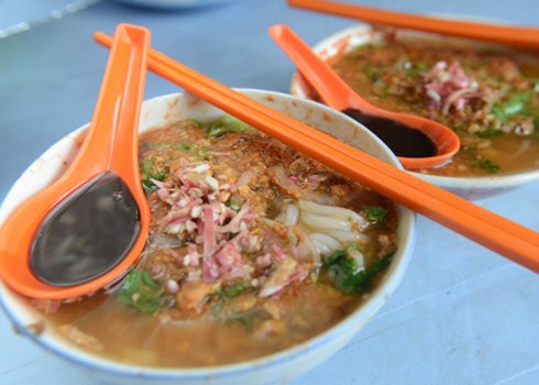 Paneng assam laksa thường ăn cùng với loại mỳ gạo dai và lá bạc hà tươi, dưa chuột và dứa. Hương vị đặc trưng của món súp này được tạo nên từ cá thu, me và ướt. Bạn có thể tìm thấy món súp này ở hầu hết các quán ăn vỉa hè ở Penang.