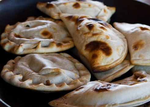 Bánh empanadas hay còn gọi là bánh ngô. Mỗi dịp lễ hội, các gia đình Chile đều tự làm loại bánh này hoặc mua về để dùng trong các bữa ăn. Bánh có hình dáng bên ngoài gần giống với bánh gối của Việt Nam, với lớp vỏ thơm ngậy làm từ bột mỳ, gói khéo léo thành từng chiếc nhỏ trong lòng bàn tay. Nhân bánh truyền thống thường bao gồm thịt bò hoặc hải sản, oliu thái nhỏ và trứng gà. Các loại bánh của Chile được dùng chung với một loại nước sốt đặc trưng làm từ rau ngò tây, tỏi băm nhỏ, oliu trộn cùng dầu ăn.