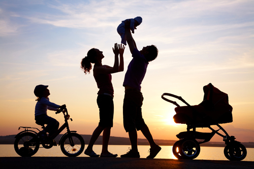 Gia đình hiện đại - Một gia đình đầy năng động, thân thiện và luôn đồng hành cùng nhau trong cuộc sống. Hãy cùng đến với hình ảnh của gia đình đầy sức sống này để tìm hiểu thêm về cuộc sống hiện đại và hạnh phúc.