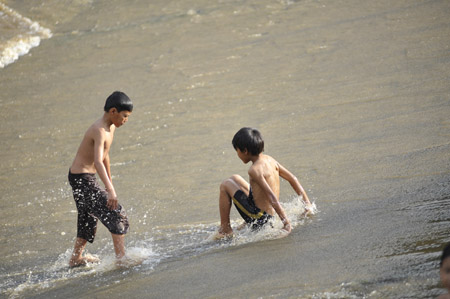 Tình huống thiếu quan tâm đến trẻ em thường thấy ở các vùng sông nước. 