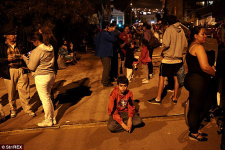 Người dân thành phố Iquique hoảng sợ chạy ra khỏi nhà khi trận động đất cực mạnh xảy ra.