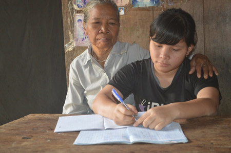 Với bà Zơ Râm Thị Nhoi, niềm vui chính là nuôi lũ trẻ ăn học thành người.