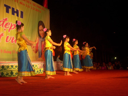 Thiếu nữ Khmer biểu diễn trang phục truyền thống.