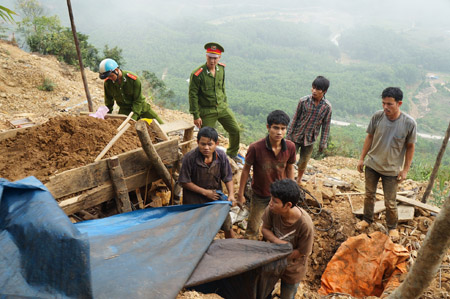  Lực lượng công an huyện Phú Ninh đang truy quét, đẩy đuổi và tìm các đối tượng chủ bãi vàng trái phép ở xã Tam Lãnh bóc lột sức lao động của các em nhỏ này.