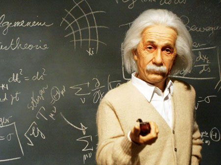 Einstein trước tấm bảng trình bày về Thuyết tương đối của ông. Ảnh và tượng của Andrew Zimmerman Jones trong bảo tàng Seoul, Hàn Quốc. Ảnh: TL