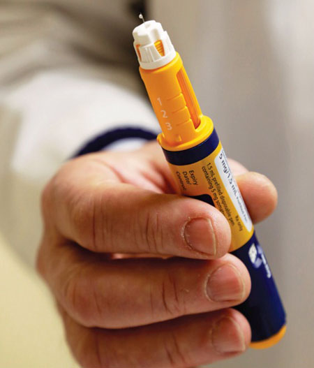 Một cây bút chích hormon tăng trưởng chứa thuốc đủ dùng cho một người bệnh trong một tuần. Ảnh: TL