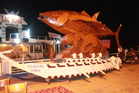 Tác phẩm “Bò gù” bằng vỏ gáo dừa, tôn vinh ngành khai thác cá ngừ đại dương.